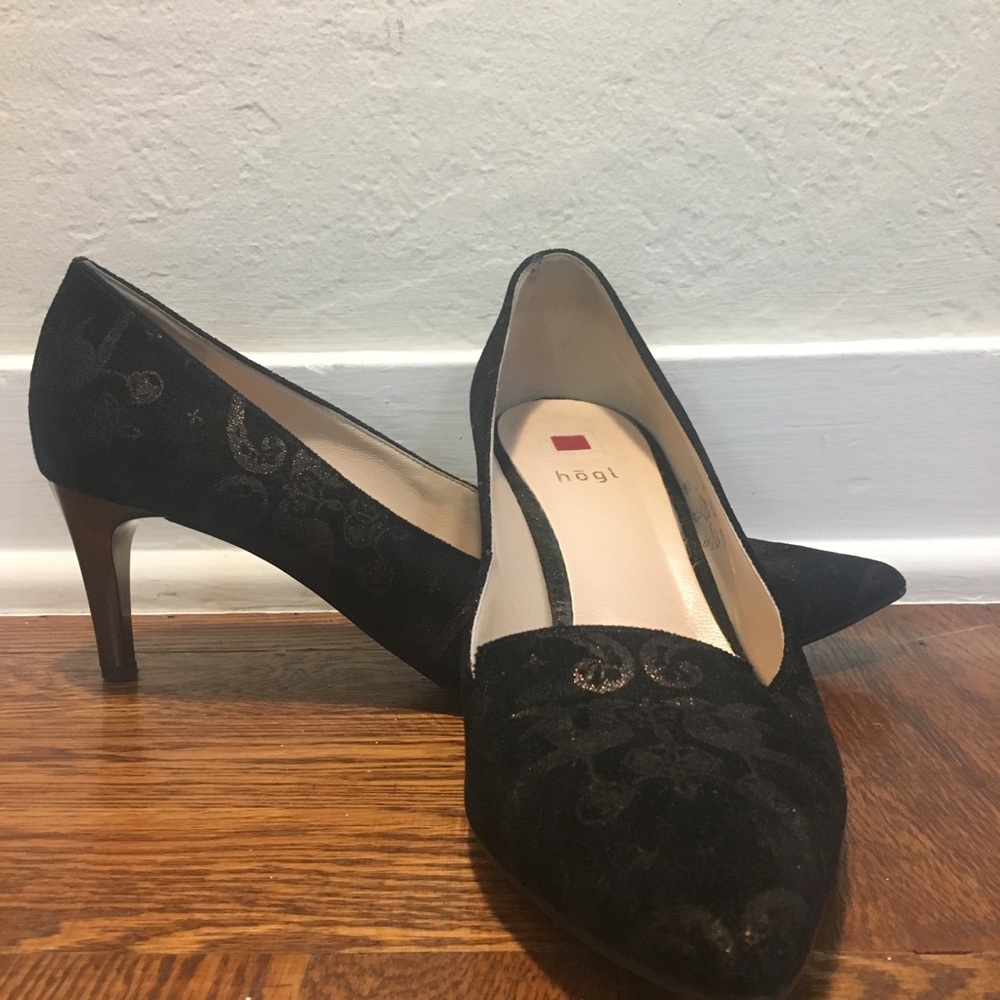 Black Pump 2 1/2 to 3 inch Heel